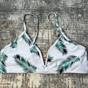 NWOT SHEIN GREEN AND WHITE FLORAL SOFT CUP BIKINI TOP